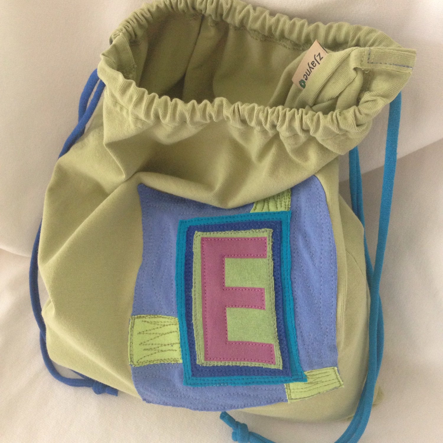 Upcycled Lined Custom Bag Aus T-Shirt-stücken Und Teilen Eines Buchstabens Upcycled Lined Custom Bag Aus T-Shirt-stücken Und Teilen Eines Buchstabens von zJayne