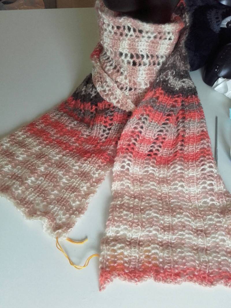 Heller Durchbrochener Schal in Herbstfarben N2 Handgestrickte Acryl-Mohairwolle Heller Durchbrochener Schal in Herbstfarben N2 Handgestrickte Acryl-Mohairwolle von zanatanii