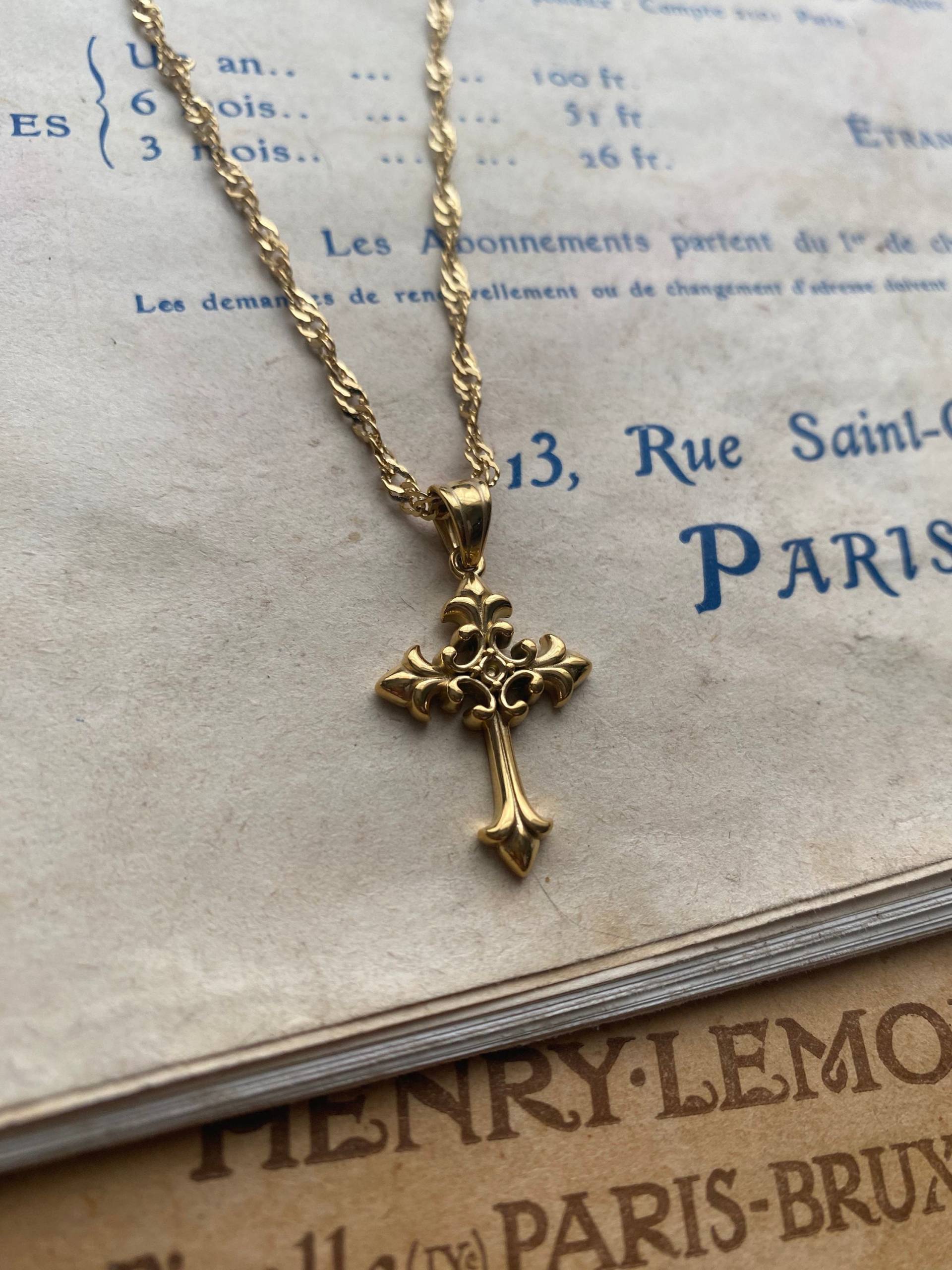 Gold Gothic Kreuz Halskette - 18K Pvd Überzogener Vintage Anhänger An Seilkette Religiöse Gold Gothic Kreuz Halskette - 18K Pvd Überzogener Vintage Anhänger An Seilkette Religiöse von zarataylor