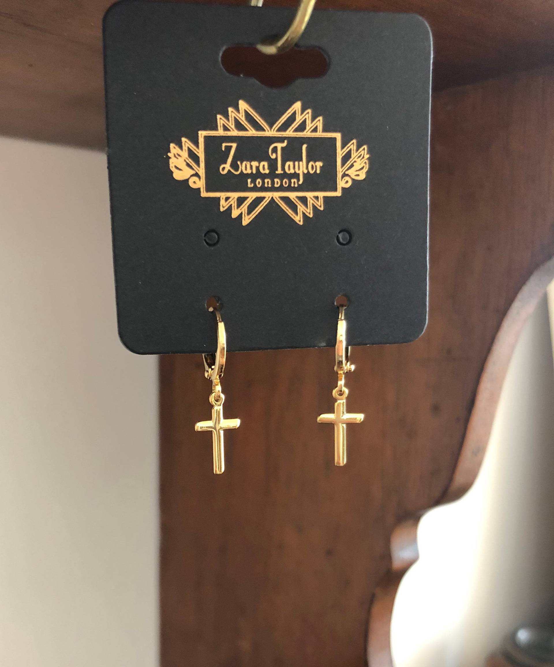 Mini Gold Kreuz Ohrringe - Vergoldete Huggie Creolen Zierliches Christliches Schmuckgeschenk Mini Gold Kreuz Ohrringe - Vergoldete Huggie Creolen Zierliches Christliches Schmuckgeschenk von zarataylor