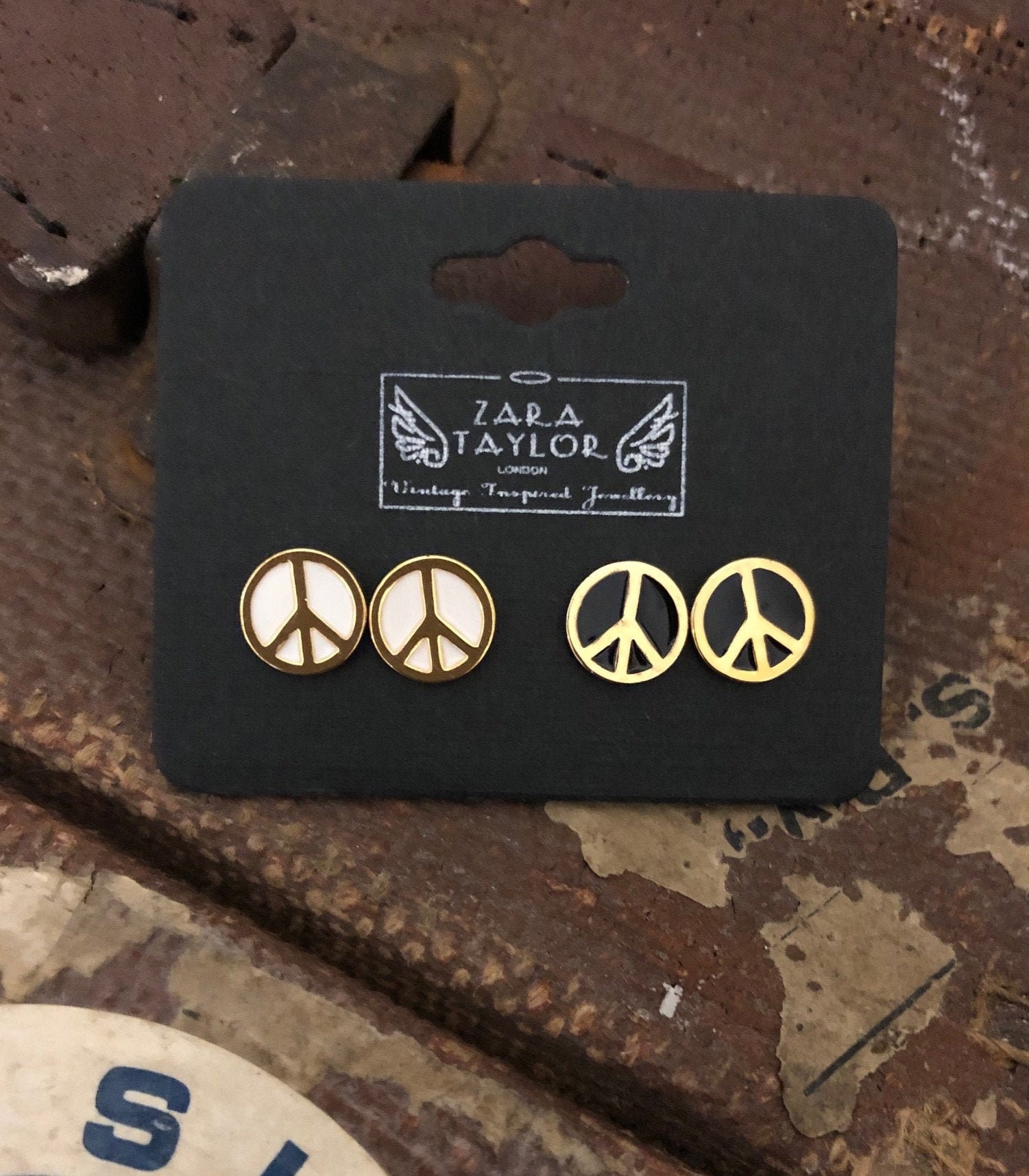 Schwarz & Weiß Peace Ohrstecker Schwarz & Weiß Peace Ohrstecker von zarataylor