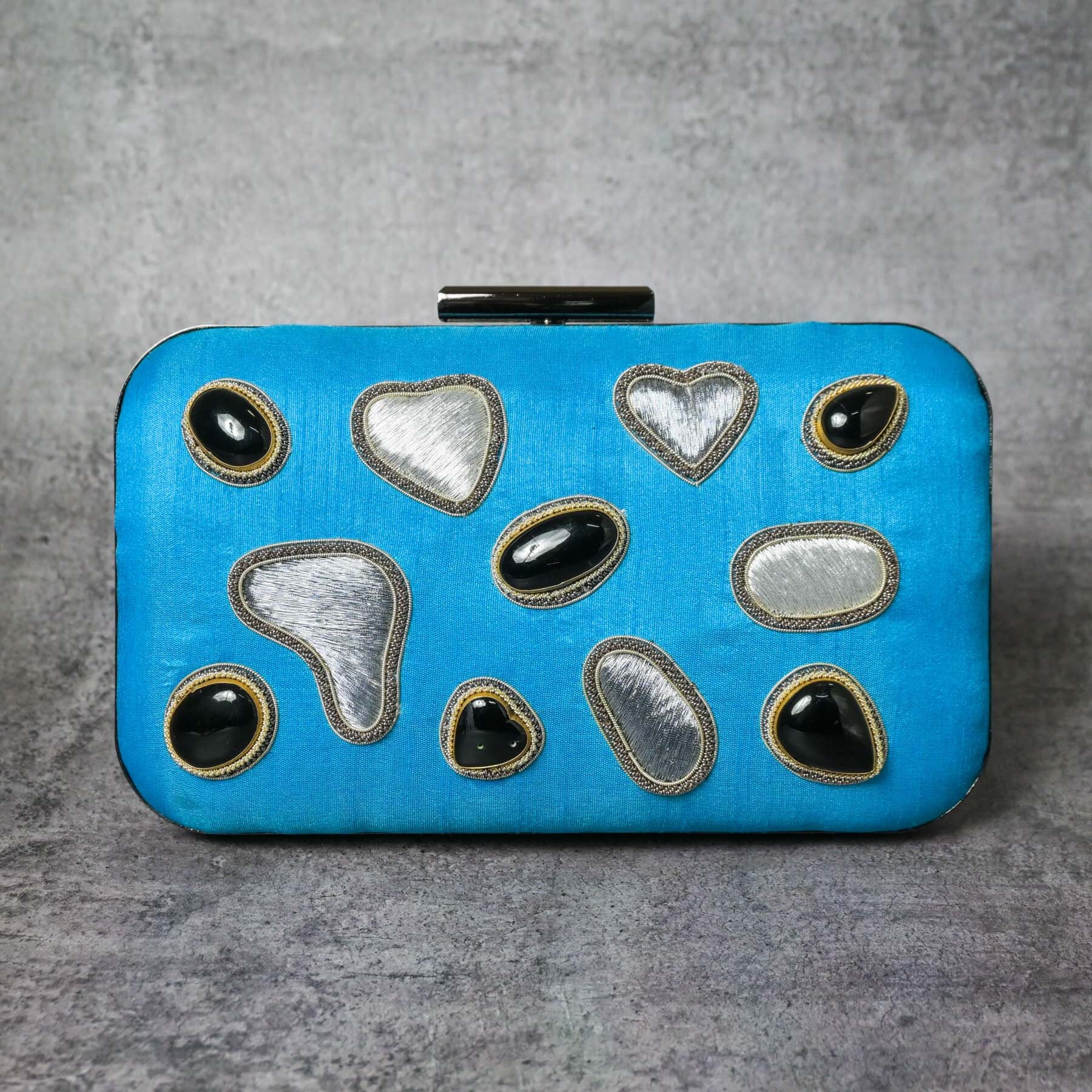 Elegant in Königsblau Bestickte Handclutch Aus Seide Mit Funkelndem Onyx-Edelstein Elegant in Königsblau Bestickte Handclutch Aus Seide Mit Funkelndem Onyx-Edelstein von zardouzee