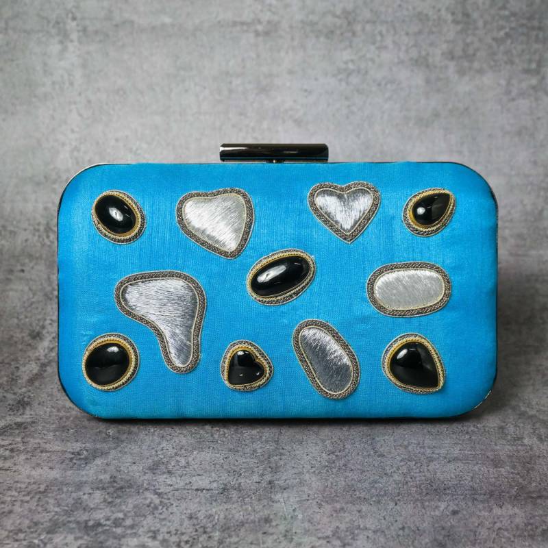 Elegant in Königsblau Bestickte Handclutch Aus Seide Mit Funkelndem Onyx-Edelstein von zardouzee