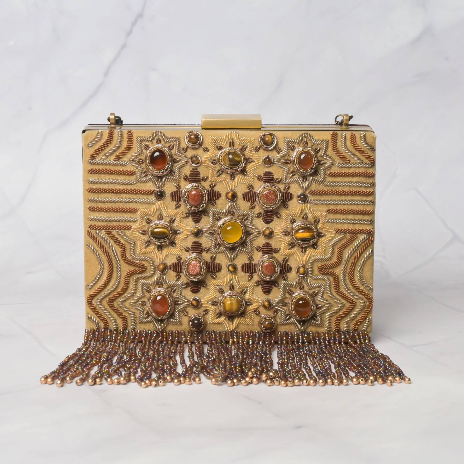 Exquisite Beige Samt Handtasche Gestickte Eleganz Mit Edelsteinen Geschmückt Exquisite Beige Samt Handtasche Gestickte Eleganz Mit Edelsteinen Geschmückt von zardouzee