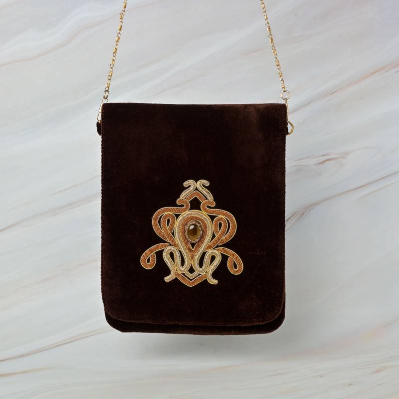 Exquisiter Tigeraugen-Sling Aus Braunem Samt Ein Hauch Von Eleganz von zardouzee