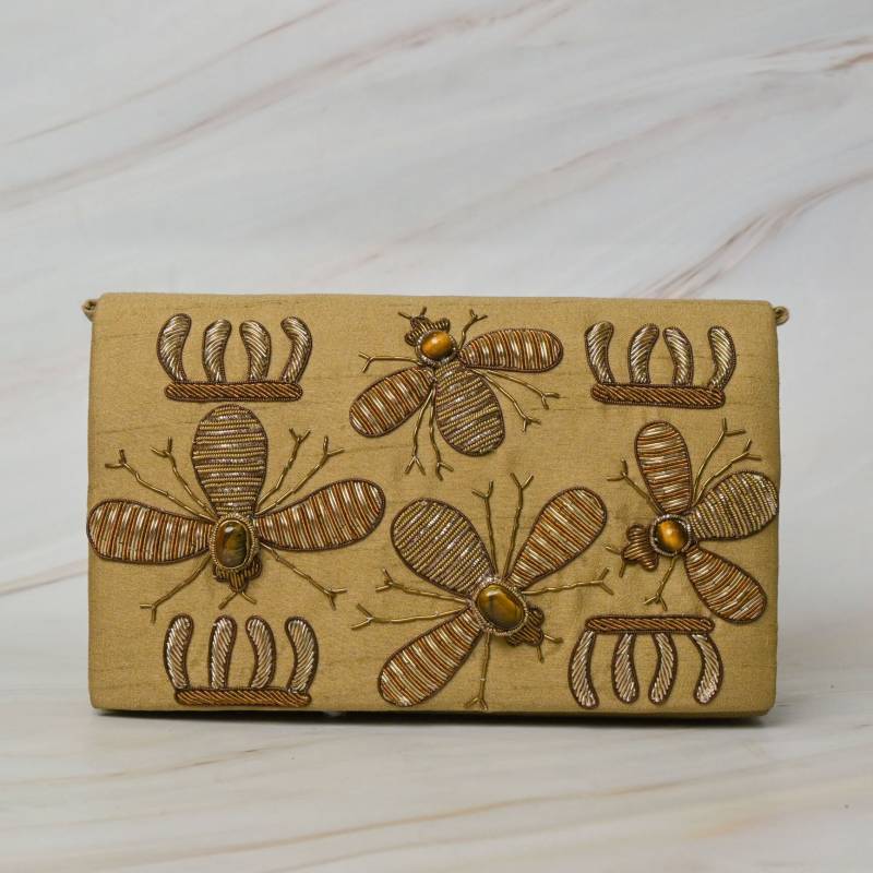 Güldene Eleganz Handbestickte Seidenbuchtasche Mit Edelsteinen Und Bienenmuster von zardouzee