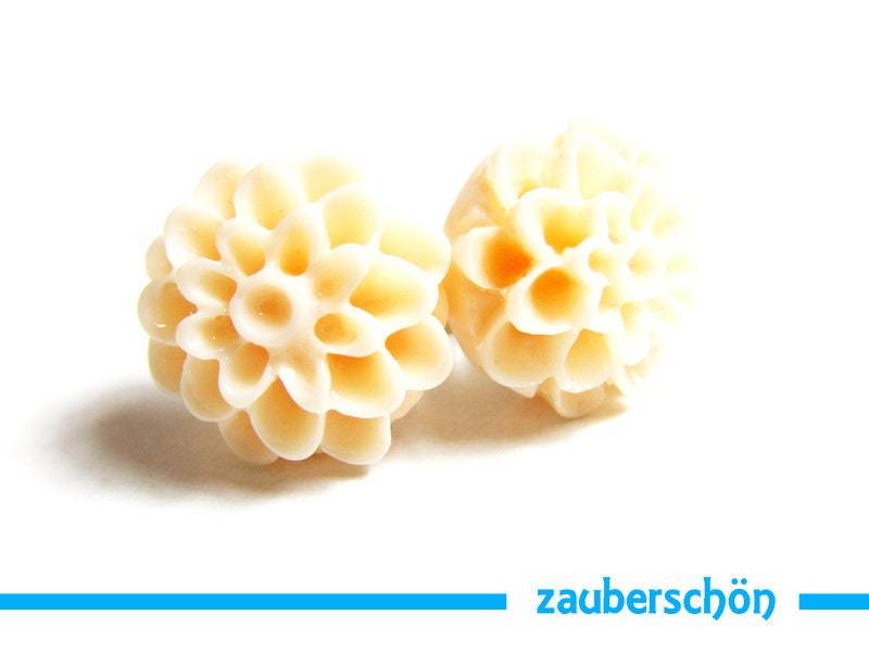Zauberschöne Chrysanthemen Ohrringe in Creme Weiß von zauberschoeneWelt