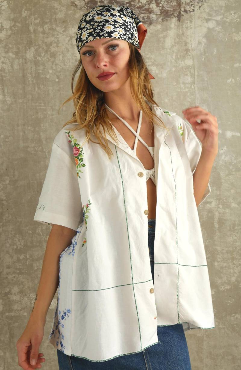 Diese Einzigartige Bestickte Bluse Ist Handgefertigt Aus Recyceltem Leinendeckchen Diese Einzigartige Bestickte Bluse Ist Handgefertigt Aus Recyceltem Leinendeckchen von zazocollector