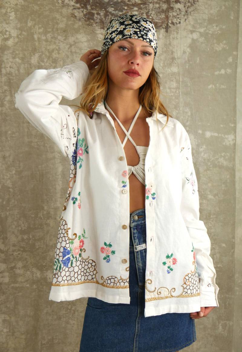 Diese Einzigartige Bestickte Bluse Ist Handgefertigt Aus Recyceltem Leinendeckchen Diese Einzigartige Bestickte Bluse Ist Handgefertigt Aus Recyceltem Leinendeckchen von zazocollector