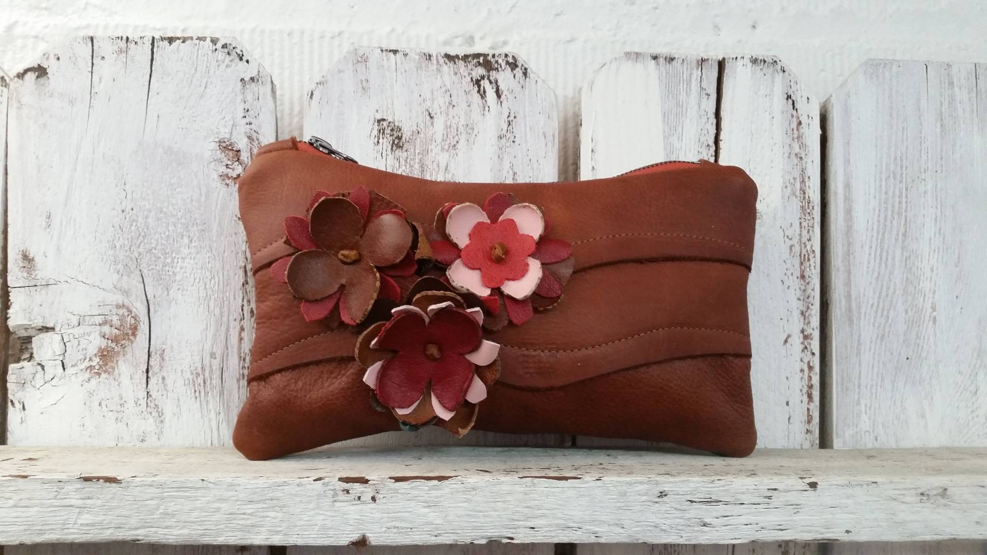 Mahagoni-Braunem Leder Von Hand Geschnitten Blumen Reißverschlusstasche Kupplung Mahagoni-Braunem Leder Von Hand Geschnitten Blumen Reißverschlusstasche Kupplung von zazubagz