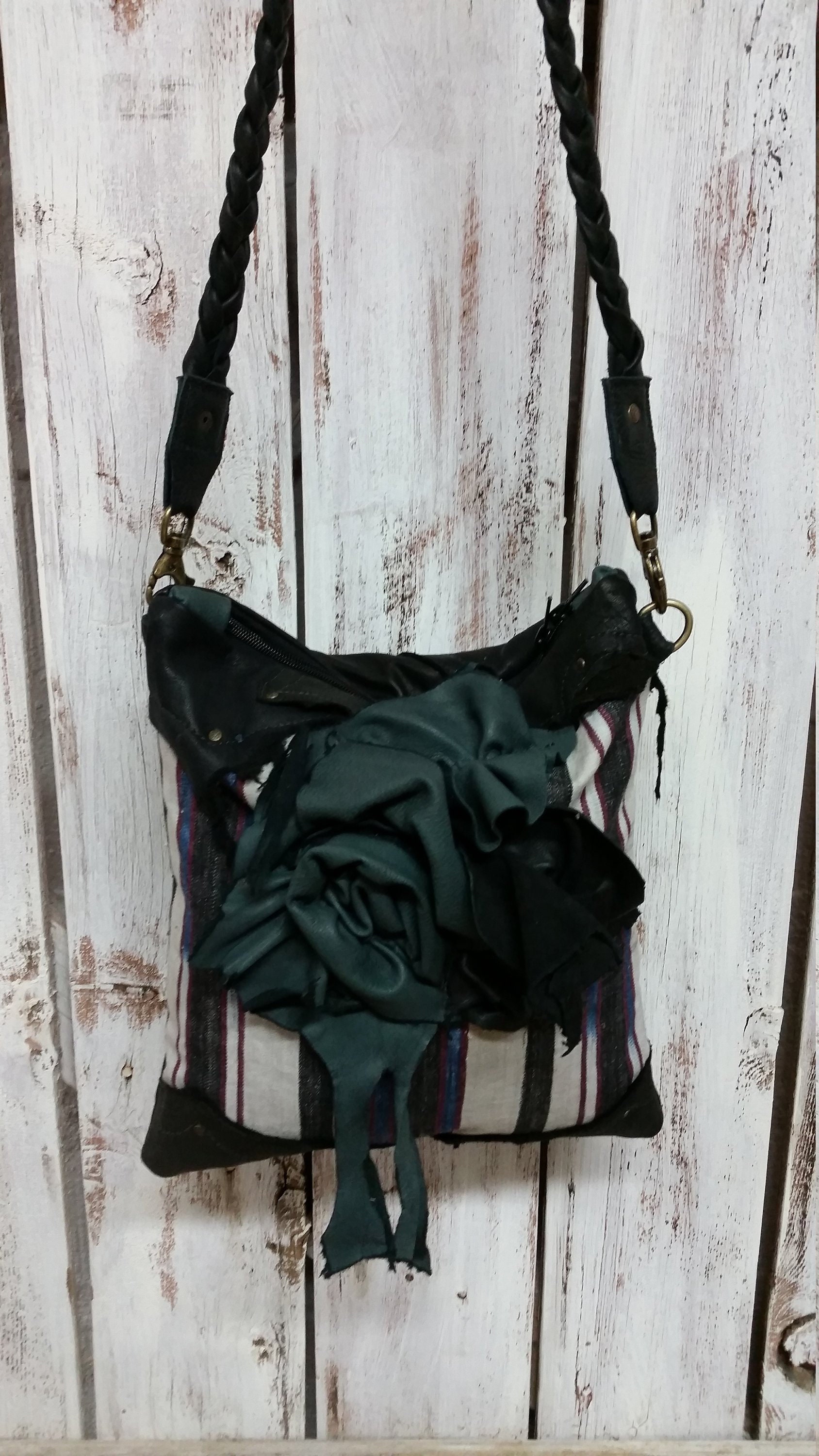 Schwarz, Grau, Cranberry Leder Skulptur Blume Messenger Shoulder Handtasche Geldbörse von zazubagz
