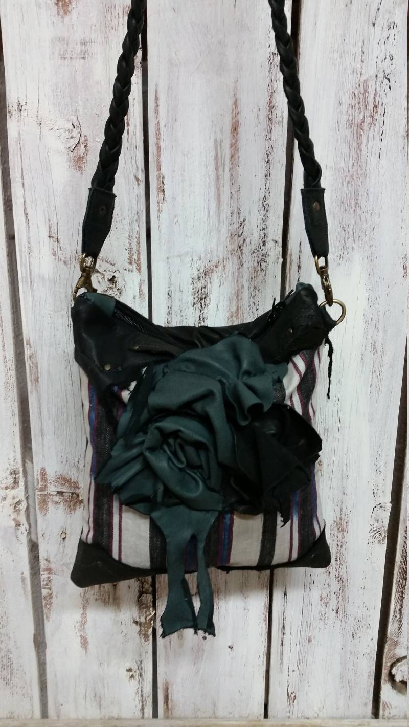 Schwarz, Grau, Cranberry Leder Skulptur Blume Messenger Shoulder Handtasche Geldbörse Schwarz, Grau, Cranberry Leder Skulptur Blume Messenger Shoulder Handtasche Geldbörse von zazubagz