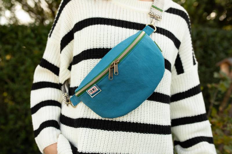 Bauchtasche Aus Canvas in Petrol-Blau Mit Grünem Zipper Im Retrostyle Retro Innenfutter von zebrainmint