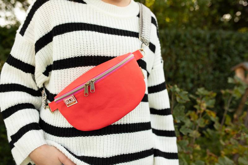 Bauchtasche Aus Canvas in Scarlett Red Mit Pinkfarbenem Zipper Im Retrostyle Retro Innenfutter von zebrainmint