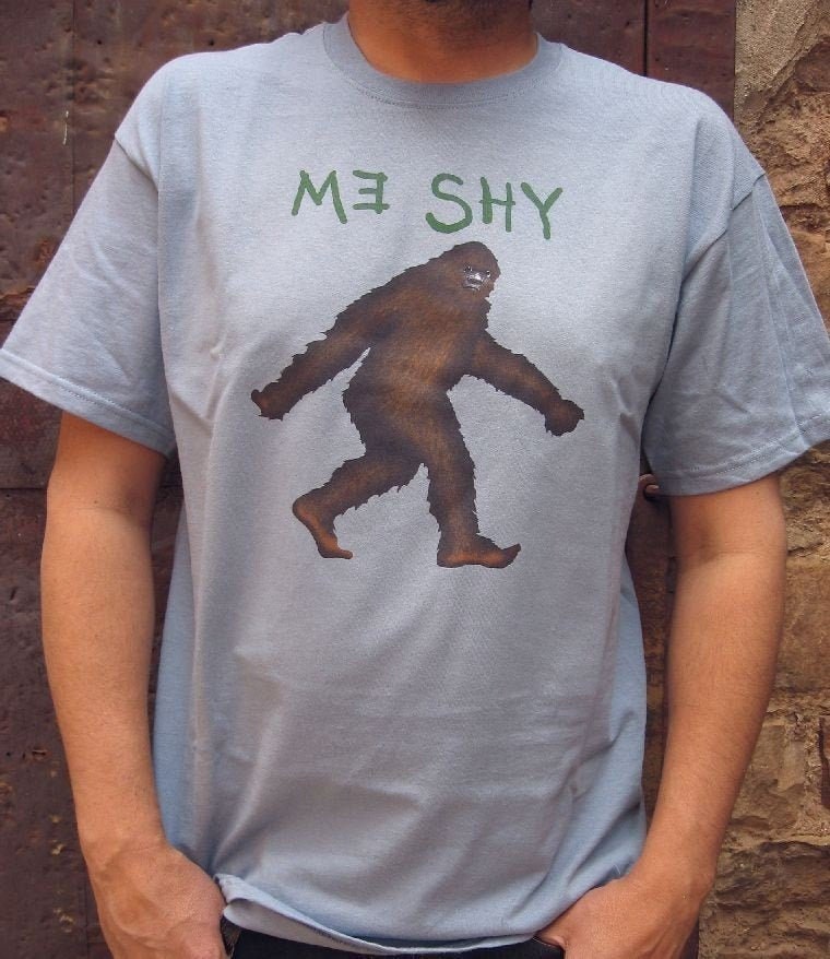 Bigfoot Me Shy Schwerfass Sasquatch T-Shirt - Kostenloser Versand in Den Usa Bigfoot Me Shy Schwerfass Sasquatch T-Shirt - Kostenloser Versand in Den Usa von zedszombieranch