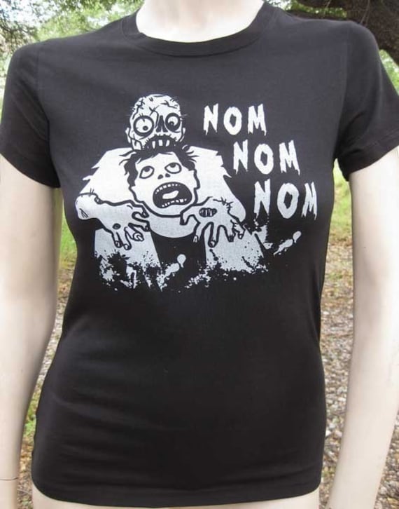 Zombie-Shirt - Nom Zombie Essen Gehirne T-Shirt Kostenloser Versand in Den Usa Zombie-Shirt - Nom Zombie Essen Gehirne T-Shirt Kostenloser Versand in Den Usa von zedszombieranch