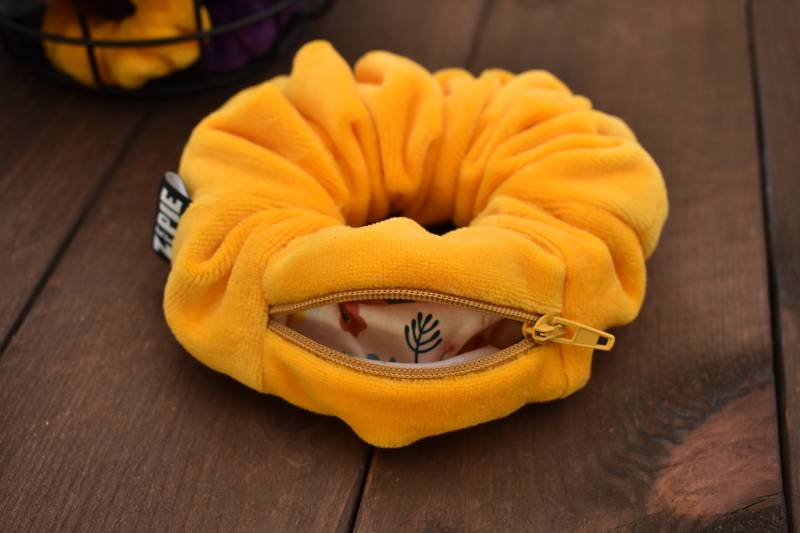 Zeepie/Samt Scrunchie Mit Reißverschluss Haargummi Tasche Gelb von zeepieandco