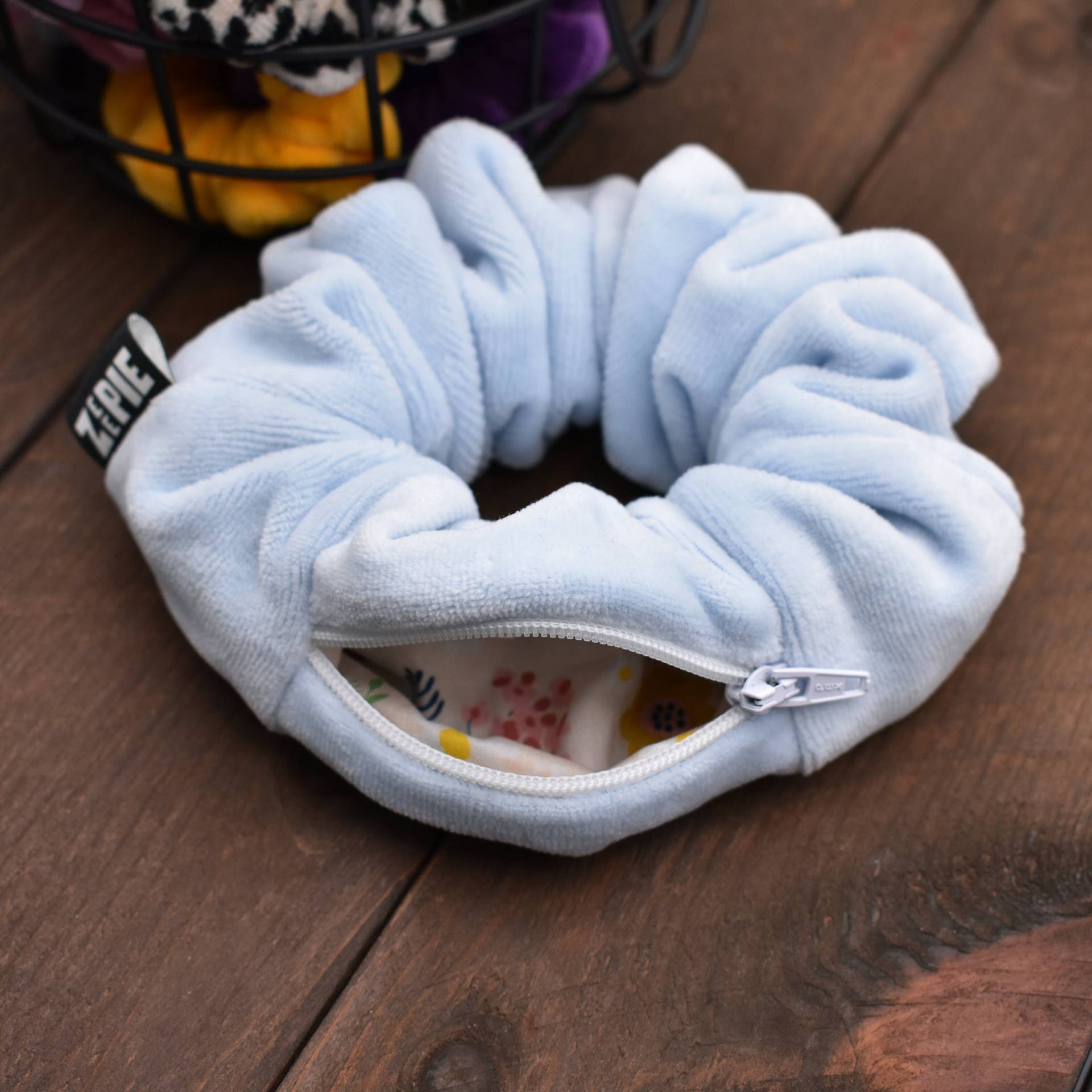 Zeepie/Samt Scrunchie Mit Reißverschluss Haargummi Tasche Hellblau von zeepieandco