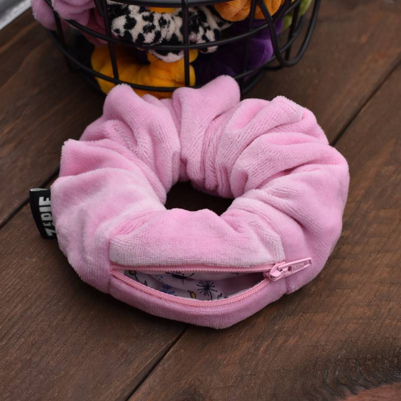 Zeepie/Samt Scrunchie Mit Reißverschluss Haargummi Tasche Hellrosa von zeepieandco