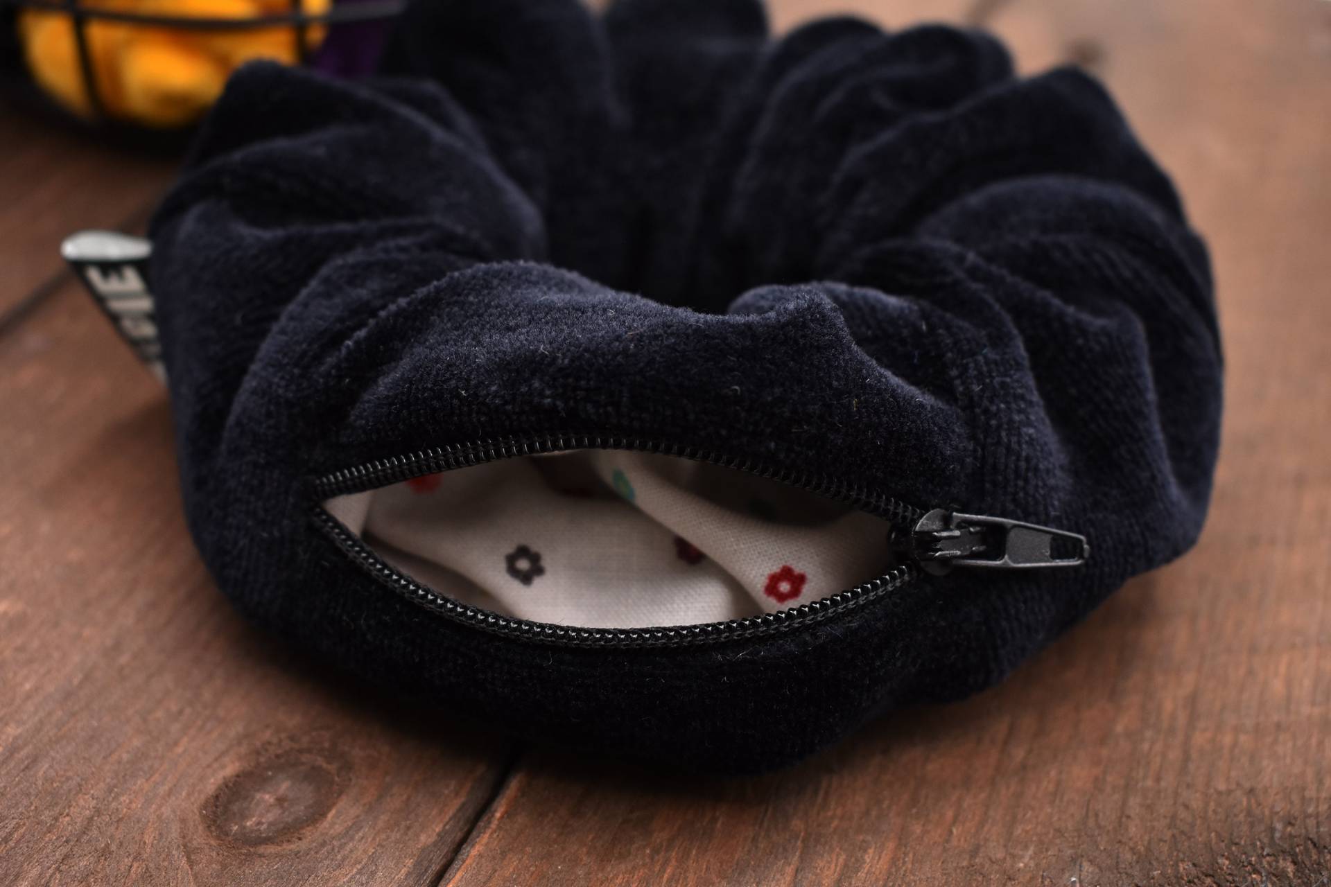 Zeepie/Samt Scrunchie Mit Reißverschluss Haargummi Tasche Schwarz von zeepieandco