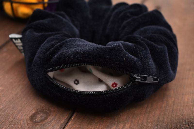 Zeepie/Samt Scrunchie Mit Reißverschluss Haargummi Tasche Schwarz von zeepieandco