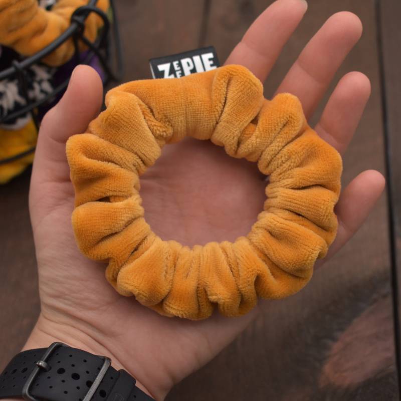 Zeepie Scrunchie/Samt Haargummi Senf Skinny Größe von zeepieandco