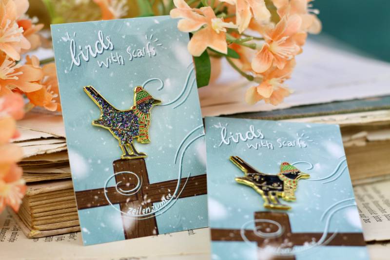 Emaille Pin - Amsel Mit Schal Glitzer Und Normale Variante Emaille Pin - Amsel Mit Schal Glitzer Und Normale Variante von zeilenzumtee