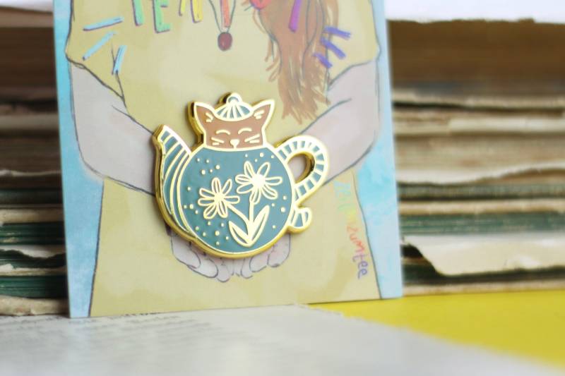 Emaille Pin - Cat in A Teapot Orange/Türkis von zeilenzumtee