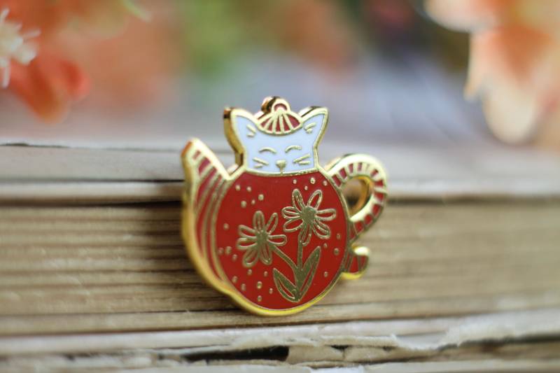Emaille Pin - Cat in A Teapot Rot/Weiß von zeilenzumtee