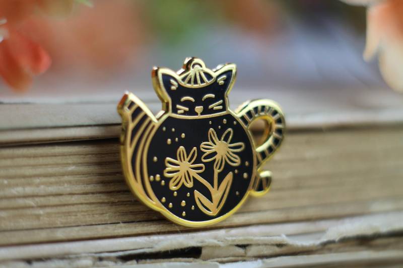 Emaille Pin - Cat in A Teapot Schwarz von zeilenzumtee