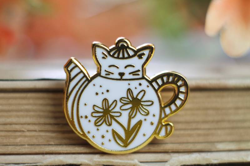 Emaille Pin - Cat in A Teapot Weiß von zeilenzumtee