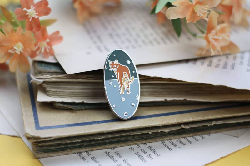 Emaille Pin - First Snow Brosche Rote Katze Im Schnee von zeilenzumtee