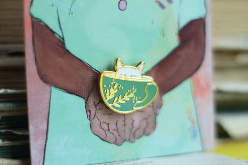 Emaille Pin - Minipin Cat in A Cup Mint von zeilenzumtee