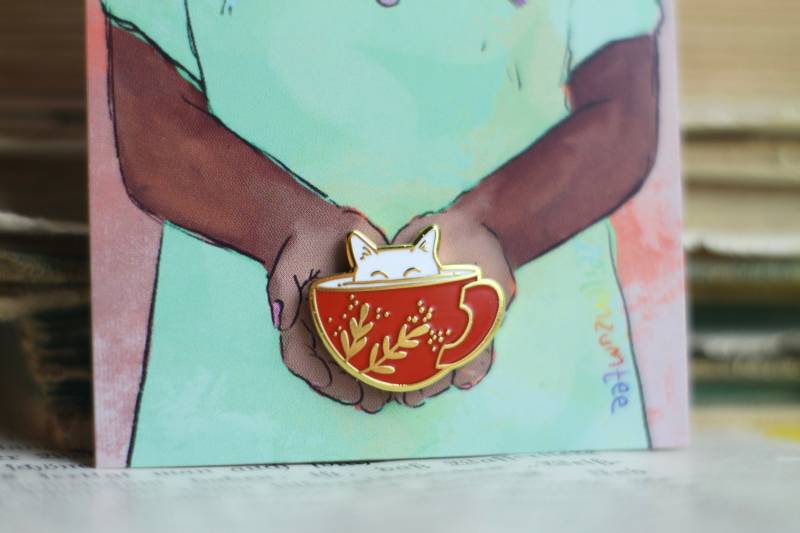 Emaille Pin - Minipin Cat in A Cup Rot von zeilenzumtee