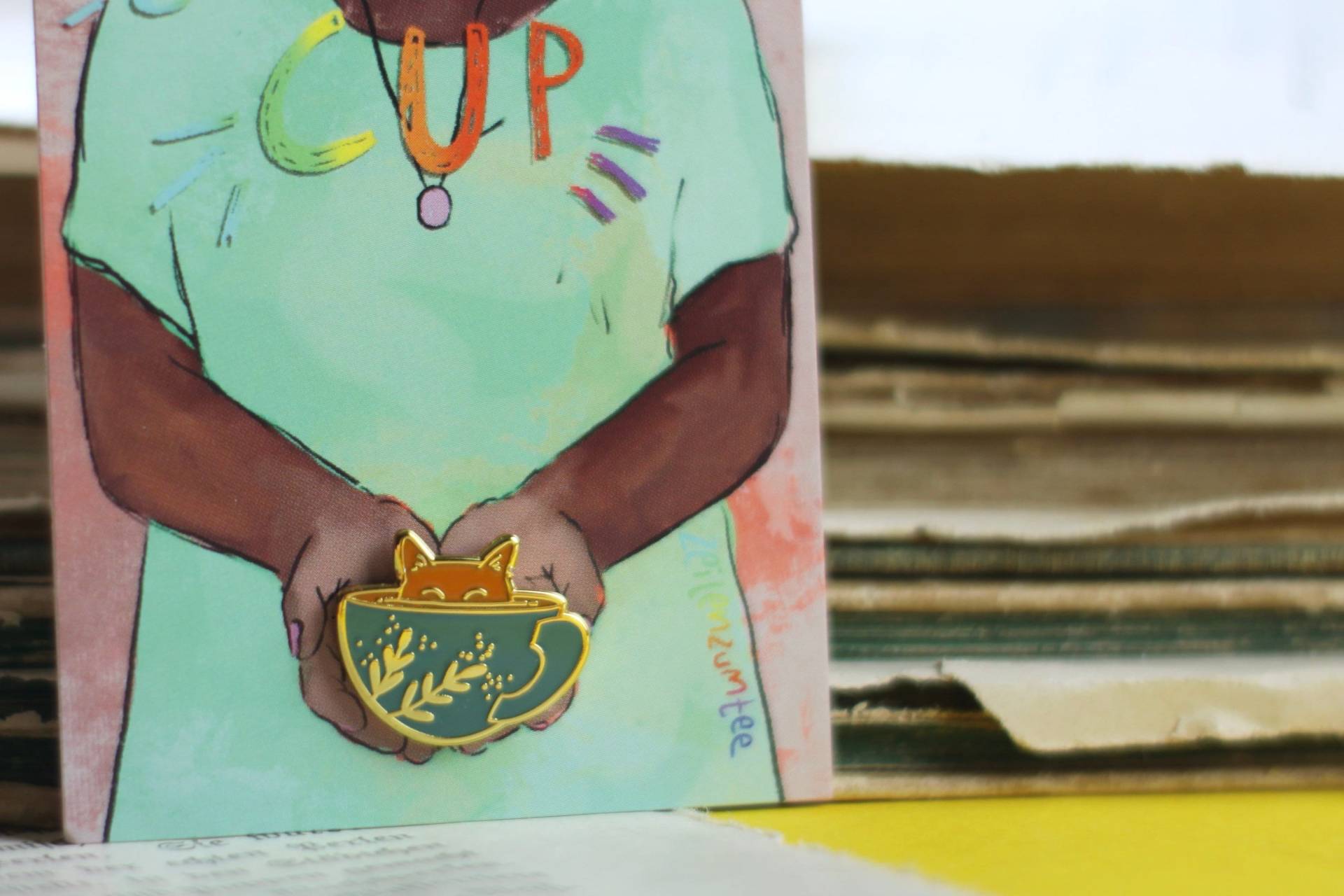 Emaille Pin - Minipin Cat in A Cup Türkis von zeilenzumtee