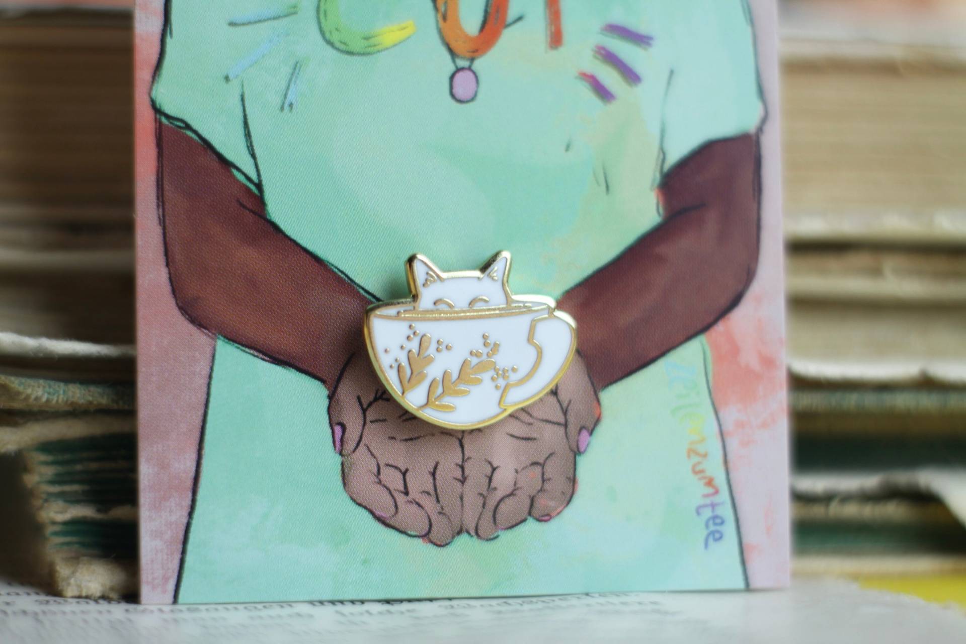 Emaille Pin - Minipin Cat in A Cup Weiß Niedliche Anstecknadel Mit Katze von zeilenzumtee