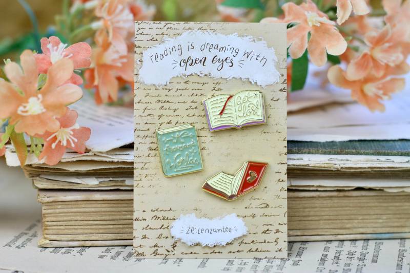Emaille Pin - Minipin Set Bücher Reading Is Dreaming Gold Emaille Pin - Minipin Set Bücher Reading Is Dreaming Gold von zeilenzumtee
