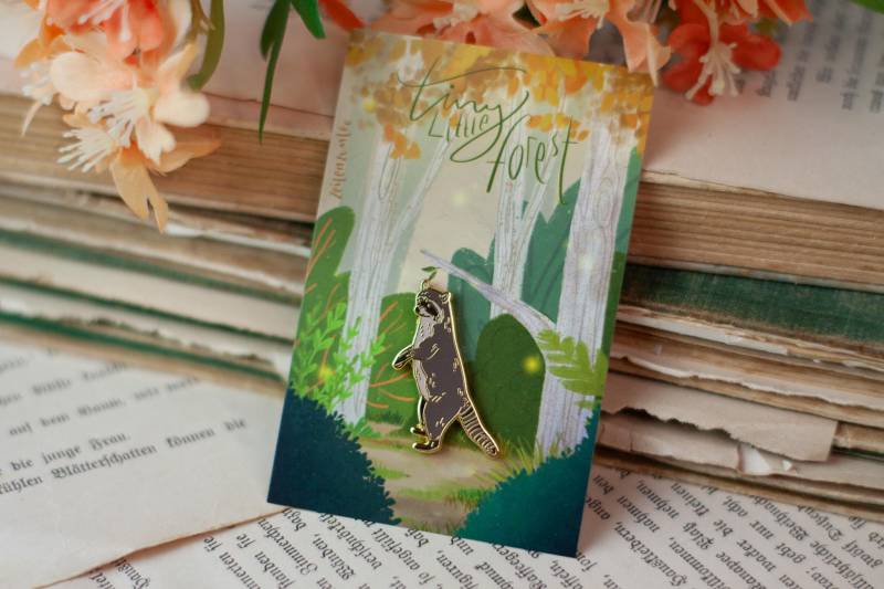 Emaille Pin - Minipin Waschbär Stehend Tiny Little Forest Kollektion von zeilenzumtee