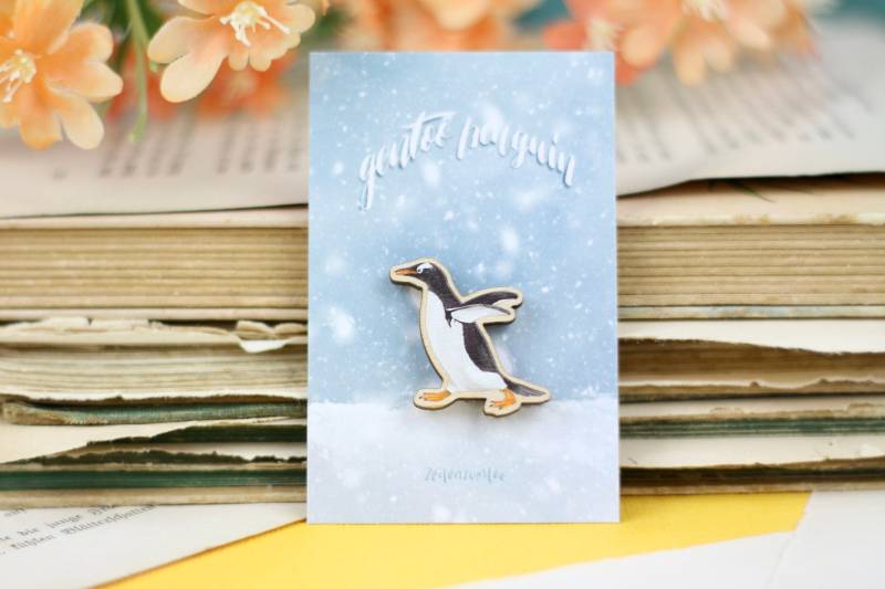 Holz Pin - Eselspinguin Pinguin Anstecknadel Brosche Eigene Illustration Holz Pin - Eselspinguin Pinguin Anstecknadel Brosche Eigene Illustration von zeilenzumtee