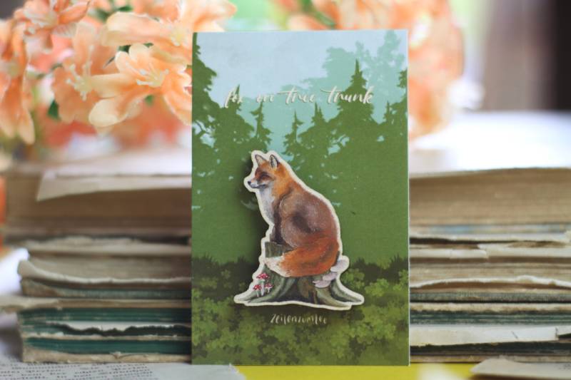 Holz Pin - Fuchs Auf Baumstamm Waldtier Anstecknadel Brosche Eigene Illustration Holz Pin - Fuchs Auf Baumstamm Waldtier Anstecknadel Brosche Eigene Illustration von zeilenzumtee