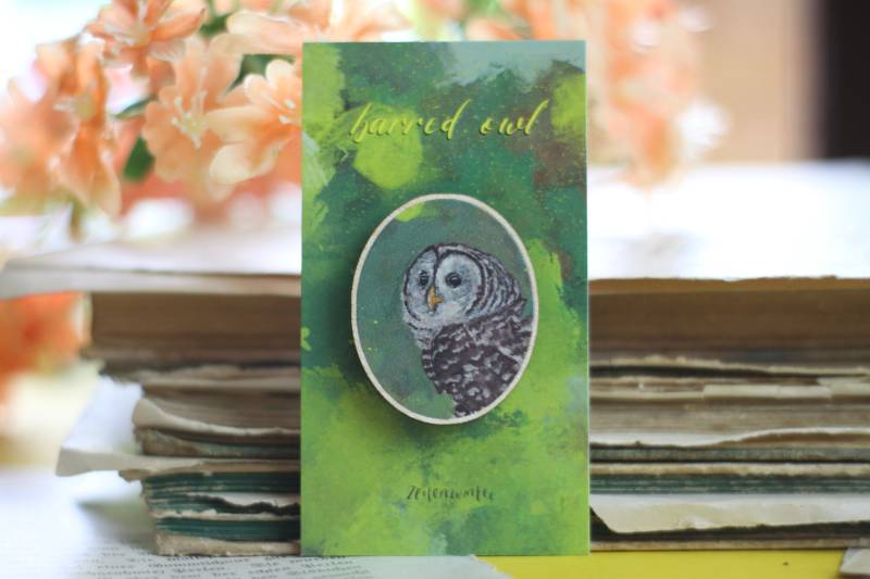 Holz Pin - Streifenkauz Waldtier/Vogel Anstecknadel Brosche Eigene Illustration von zeilenzumtee