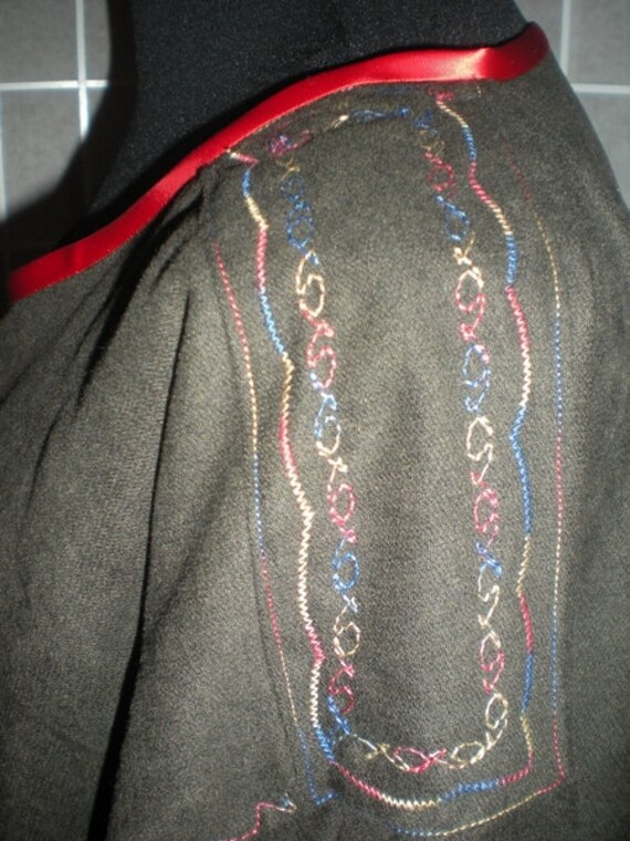 Hirtenhemdmittelalterkaftanbesticktwarm von zeitschnur