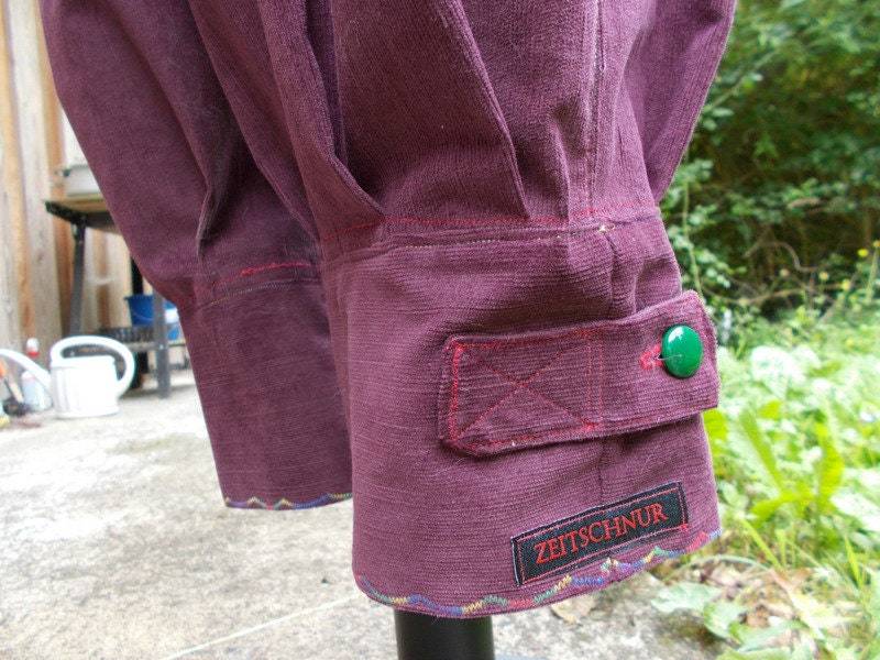 Hoseknickerbockerunikatcordbestickt von zeitschnur