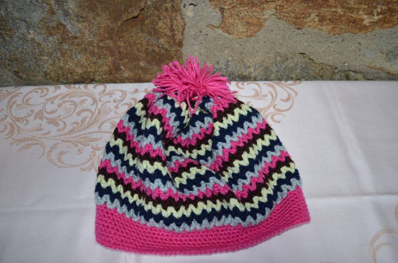 Häkel Mütze Mit Lochmuster in Pink/Grau/Dunkelblau/Gelb/Braun Acrylgarn Beanie Streifenmütze Fransiger Bommel Zickzackmuster Handarbeit von zeitzeugenmanufactur