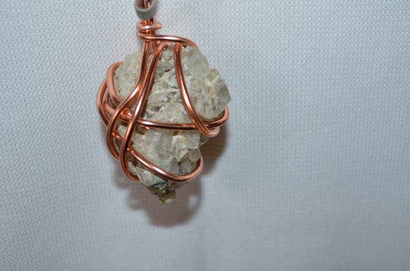 Unikat Anhänger Mit Band Kette Naturstein Angewachsener Bergkristall in Kupfer Aludraht Cage Stone | A von zeitzeugenmanufactur