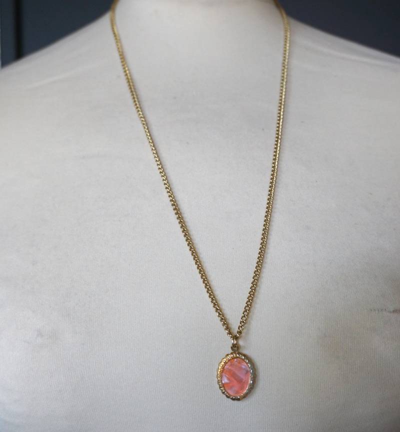 Vintage Anhänger Oval - Mit Perlmuttglanz in Rosa + Kette Hongkong Modeschmuck Halsschmuck von zeitzeugenmanufactur