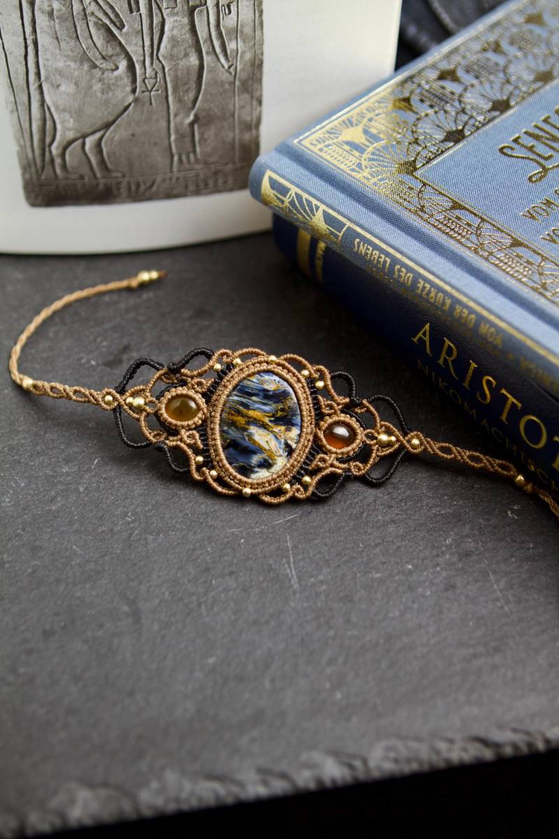 Handgefertigtes Makramee-Armband Mit Seltenem Pietersit Und Bernstein, Unikat Aus Edelsteinen, Boho Esoterik Schmuck Handgefertigtes Makramee-Armband Mit Seltenem Pietersit Und Bernstein, Unikat Aus Edelsteinen, Boho Esoterik Schmuck von zelacuorejewelry