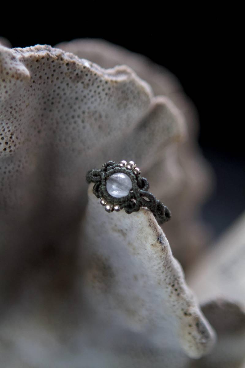 Makramee Ring Mit Bergkristall Grün Weiß Silber Handgemachter Schmuck Statement Geburtsstein Sternzeichen Makramee Ring Mit Bergkristall Grün Weiß Silber Handgemachter Schmuck Statement Geburtsstein Sternzeichen von zelacuorejewelry