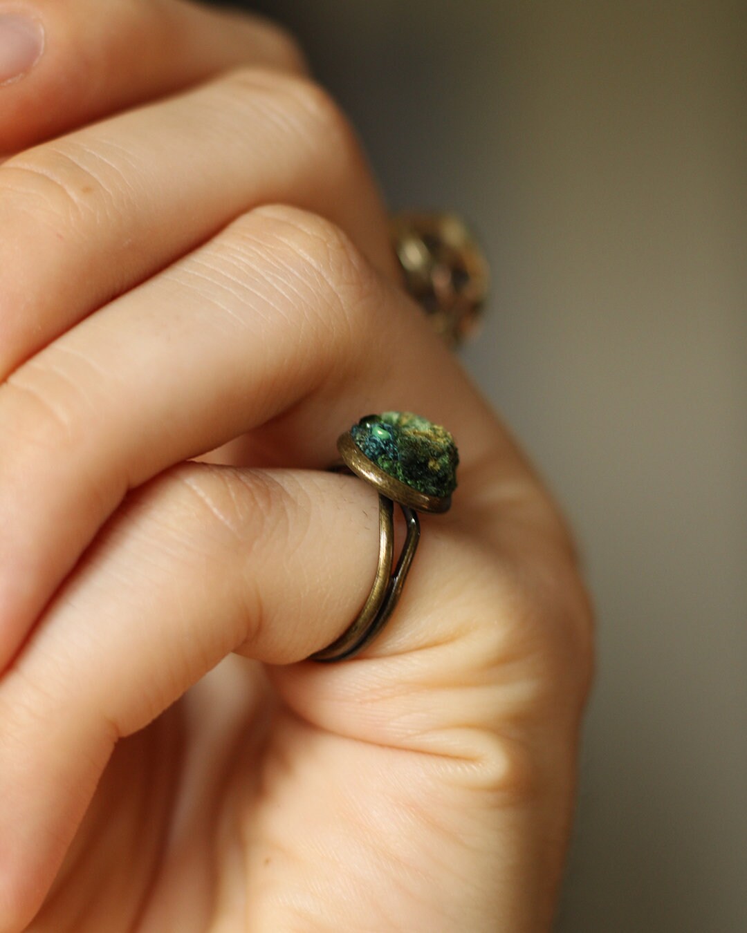 Winziger Hand Bestickter Moos Ring Verstellbar Winziger Hand Bestickter Moos Ring Verstellbar von zeleninka