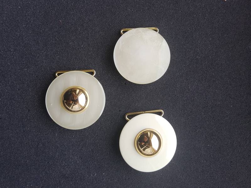 Vintage Gürtelschnalle Matt Weiss Schimmernd Perlmutt Imitation Mit Und Ohne Bronce Mittelteil von zelisa